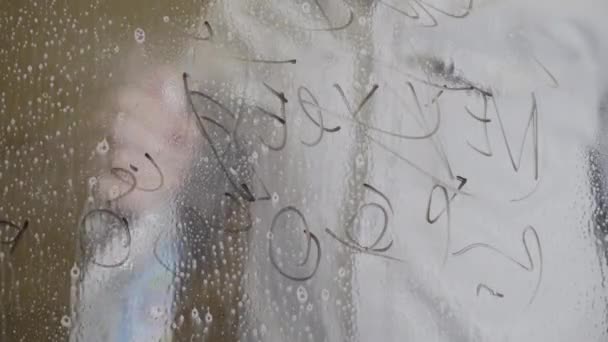 冲浪板清洗肥皂窗 春季清洗的概念 窗户清洁服务 — 图库视频影像