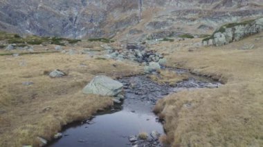 Seven Rila Lakes Bulgaristan 'ın panoramik hava aracı görüntüsü. Bulgaristan 'ın Rila dağında yürüyüş günü. Yüksek kalite 4k görüntü