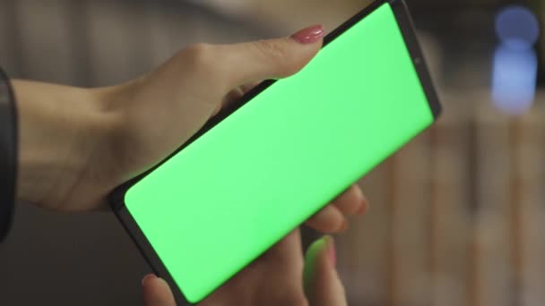 Kvinnliga Händer Håller Smartphone Närbild Grön Skärm Svep Kvinna Som — Stockvideo