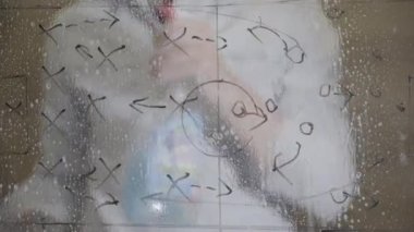 Bardağa siyah kalemle çizilmiş futbol taktikleri. Pembe bir pencereyi silmek, bahar temizliği konsepti. Pencere Temizleme Servisi. 