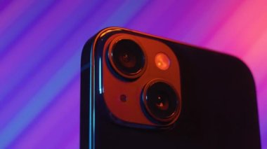 Sofya, Bulgaristan-06 11 2022: Soyut neon arka planda dönen iPhone 14 'ü kapatın. Yüksek kalite 4k görüntü