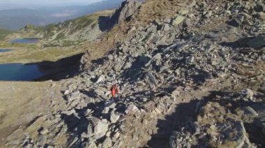 Seven Rila Lakes Bulgaristan 'ın panoramik hava aracı görüntüsü. Bulgaristan 'ın Rila dağında yürüyüş günü. Yüksek kalite 4k görüntü