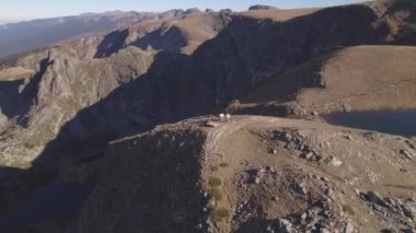 Seven Rila Lakes Bulgaristan 'ın panoramik hava aracı görüntüsü. Bulgaristan 'ın Rila dağında yürüyüş günü. Yüksek kalite 4k görüntü