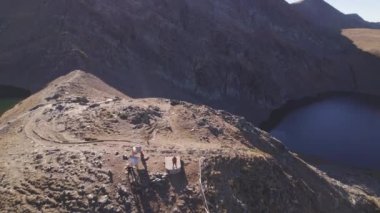 Seven Rila Lakes Bulgaristan 'ın panoramik hava aracı görüntüsü. Bulgaristan 'ın Rila dağında yürüyüş günü. Yüksek kalite 4k görüntü