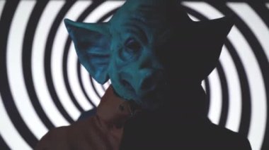 Monokromatik Dönen Sarmal Döngüsüz Döndürme 'ye karşı domuz maskeli ürkünç adam. Siyah ve beyaz hipnoz, domuz maskeli kötü bir adamla arka plan animasyonu. Yüksek kalite 4k görüntü