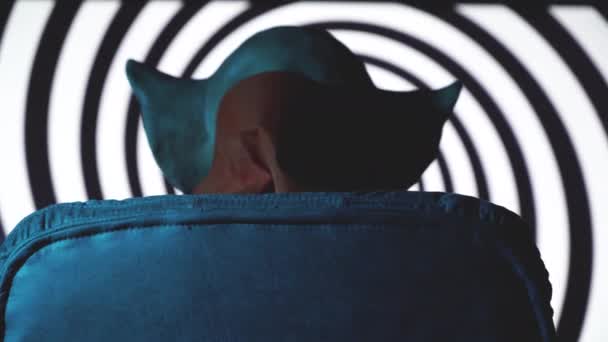 Homem Assustador Com Máscara Porco Contra Monochromatic Rotação Espiral Sem — Vídeo de Stock