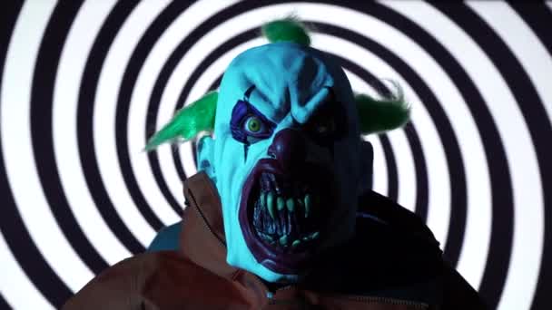 Läskig Clown Mot Monokromatisk Roterande Spiral Sömlös Ögla Svart Och — Stockvideo