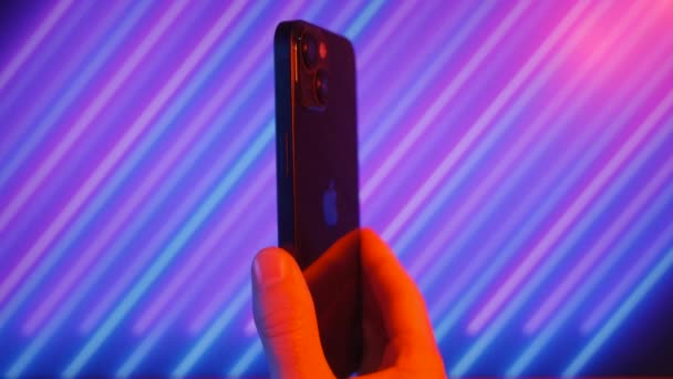 Sofia Bułgaria 2022 Ręczne Trzymanie Iphone Abstrakcyjnym Neonowym Tle Wysokiej — Wideo stockowe