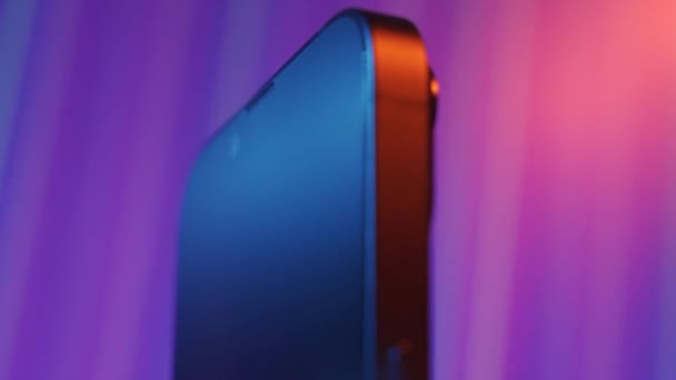 Sofia Bulgaria 2022 在抽象的霓虹灯背景下关闭Iphone 高质量的4K镜头 — 图库视频影像