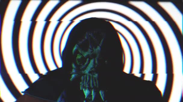 Uhyggelig Mand Med Dæmon Maske Mod Monokromatisk Roterende Spiral Sømløse – Stock-video