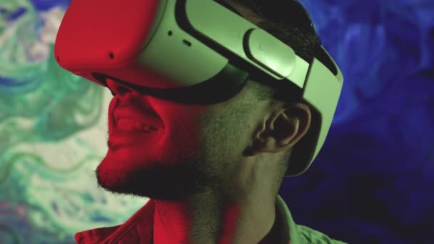 超虚拟现实游戏 人与Vr玻璃水龙头新游戏 高质量的4K镜头 — 图库视频影像