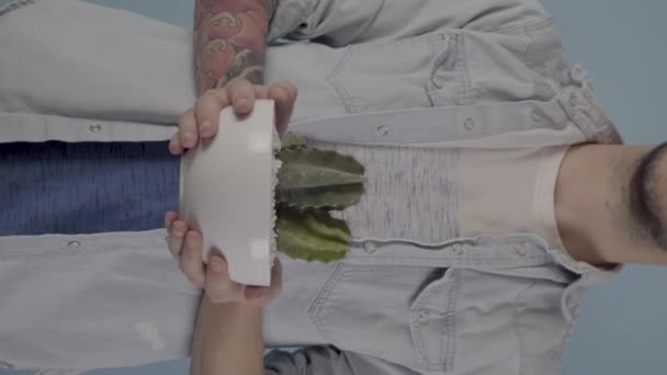 Κάθετη Βίντεο Man Κρατώντας Ένα Δοχείο Φυτό Κοντά Στην Κάμερα — Αρχείο Βίντεο