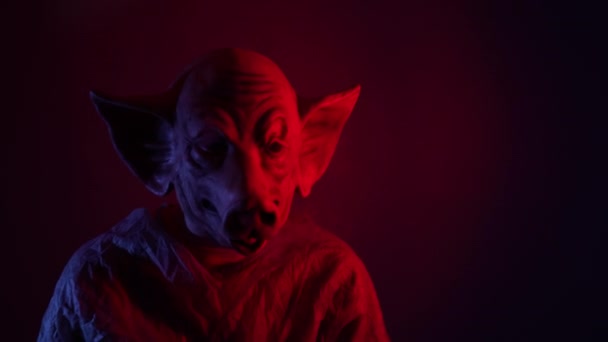 Psycho Gruseliger Mann Mit Killer Schweinemaske Zimmer Mit Rotem Vorhang — Stockvideo