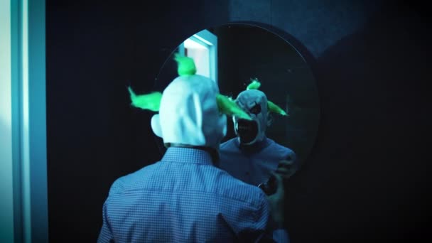 Psycho Homme Effrayant Avec Masque Cochon Clown Dans Chambre Avec — Video