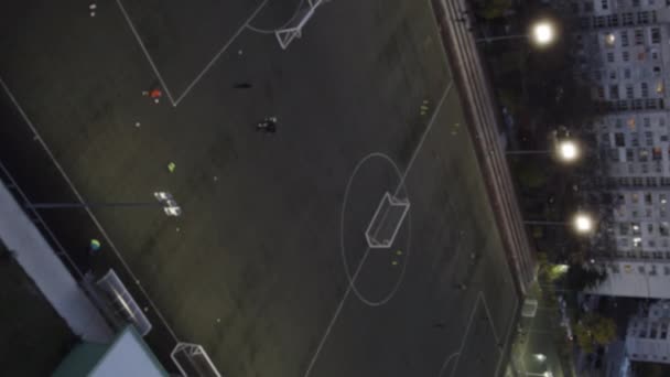 사이에 도시의 경기장의 사람들은 축구를 합니다 고품질 — 비디오