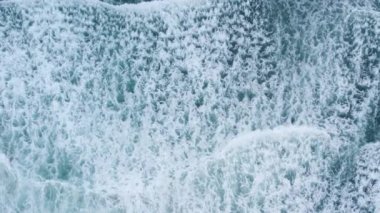 Beyaz köpüklü, tepeden tırnağa insansız hava aracı görüşlü inanılmaz mavi dalgalar. Yüksek kalite 4k görüntü