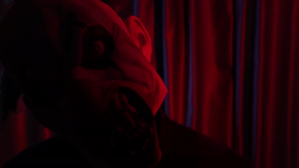 Psycho Homme Effrayant Avec Masque Cochon Clown Dans Chambre Avec — Video