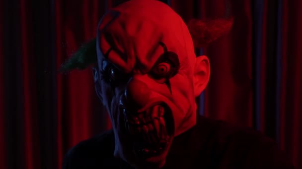 Psycho Griezelige Man Met Clownsmasker Kamer Met Rood Gordijn Hoge — Stockvideo