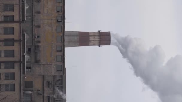 Palenie Fabryka Duże Wysokie Rury Bułgarii Czerwone Białe Rury Pojęcie — Wideo stockowe