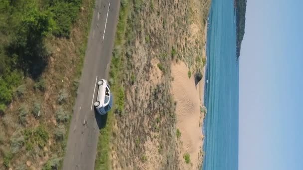 Drone Samochodem Jadącym Wzdłuż Drogi Pobliżu Wybrzeża Morskiego Jasnoniebieski Zobaczyć — Wideo stockowe