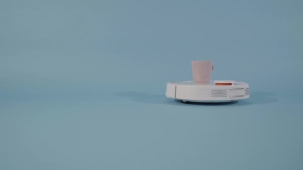 Witte Automatische Stofzuiger Reinigt Vloer Geïsoleerd Lichtblauwe Studio Achtergrond Robot — Stockvideo