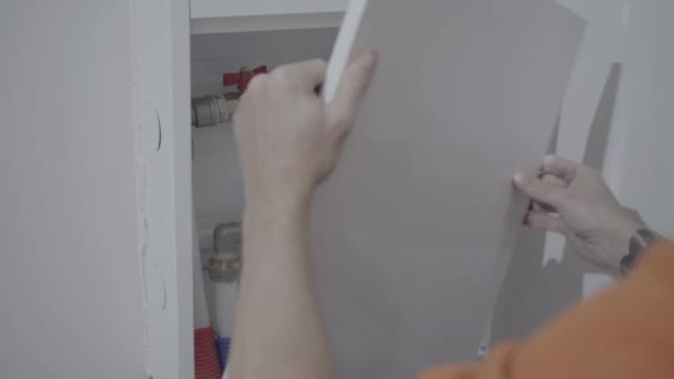 Руки Сфокусированного Ремонтника Проверяют Трубы Закрывают Шкаф Высококачественные Кадры — стоковое видео