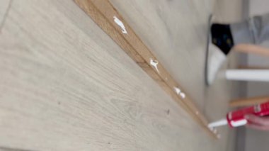 Dikey olarak astıktan sonra tahta panele nasıl yapıştırılır? Yüksek kalite 4k görüntü