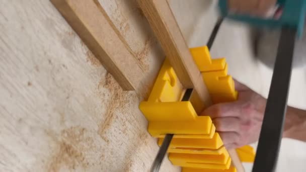 Diy Holzbearbeitung Vertikales Video Vom Schneiden Von Holzbrettern Hochwertiges Filmmaterial — Stockvideo