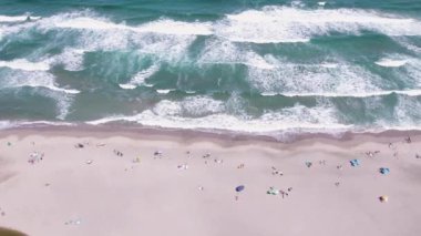 İnanılmaz çarpışan dalgalar. Deniz suyu yüzeyi dron görüntüsü. Yüksek kalite 4k görüntü