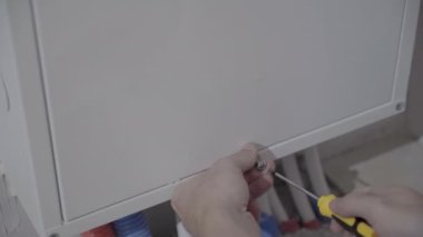 Bir gaz teknisyeni kıştan önce teftiş yapar. Yüksek kalite 4k görüntü