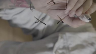 Futbol koçu camlara siyah kalemle futbol taktikleri çiziyor. Futbol koçu formasyon taktiği çiziyor. Futbol Dünya Kupası 2022 Taktik Planı