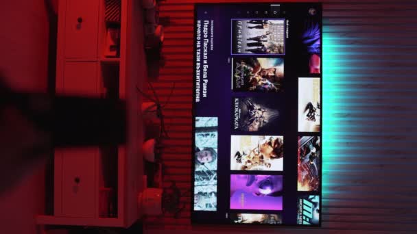 ソフィア ブルガリア 2023年 リモートコントローラの垂直ビデオは自宅で大きなテレビでHbo Maxをスクロールします 高品質4K映像 — ストック動画