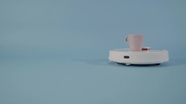 ロボット掃除機はコーヒーを提供します 高品質4K映像 — ストック動画