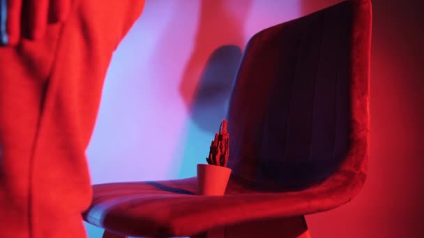 患有痔疮疼痛的男人坐在工作室灯光下的仙人掌椅子上 高质量的4K镜头 — 图库视频影像