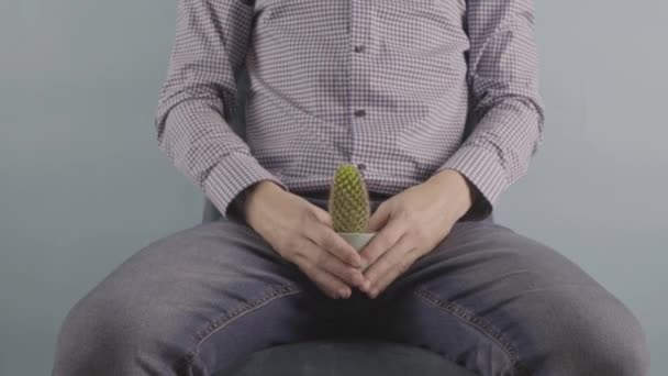 前立腺の問題スタジオで椅子に座っている男性は痛みを示しています症状 高品質4K映像 — ストック動画