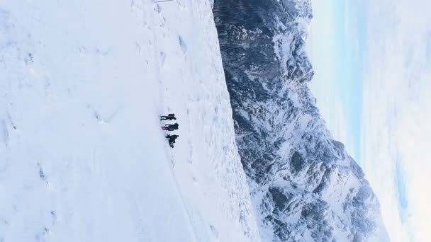 Drone Flys Group Hikers Tourists Snowy Mountain Top Nature Background — Stock videók