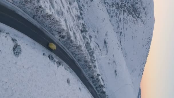 日没時に黄色いデリバリトラックで冬の雪景色の垂直ビデオ 高品質のフルHd映像 — ストック動画