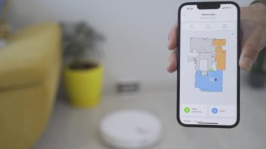 Modern akıllı elektronik temizlik teknolojisi. Robot elektrikli süpürge masanın etrafını temizler, akıllı sensörler. Yüksek kalite 4k görüntü