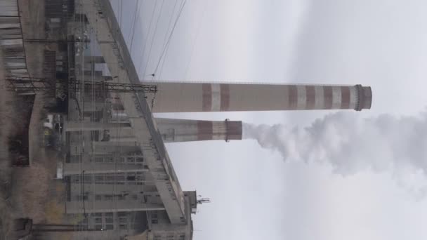 Вертикальное Видео Заводского Дымохода Плотным Загрязнением Воздуха Над Городом Перник — стоковое видео