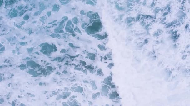 美丽的泡沫飞溅水面看海浪冲撞 高质量的4K镜头 — 图库视频影像