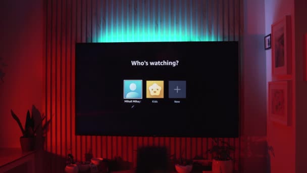 ソフィア ブルガリア 2023年 現代のホームサブスクリプションサービスで大きなLgテレビで自宅でアマゾンプライムを見て 高品質4K映像 — ストック動画