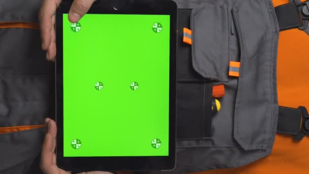 Vertical Video Close Shot Worker Hands Holding Tablet Green Screen — Vídeo de Stock