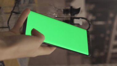 Yeşille çizilmiş yaşam tarzıyla telefonda el çırpma videosu. Yüksek kaliteli FullHD görüntüler