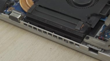 Dizüstü bilgisayarın soğutma sisteminde bakım yaparken makro çekim yapılmış. Dizüstü bilgisayar cihaz tamiri konsepti. Yüksek kalite 4k görüntü