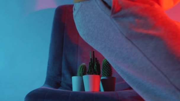 Muž Sedět Kaktus Zdravotní Koncepce Nepohodlí Hemoroidů Studio Shot Vysoce — Stock video