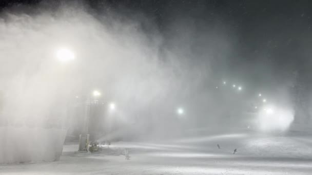 Cañón Nieve Hace Nieve Artificial Agua Por Noche Con Nieve — Vídeo de stock