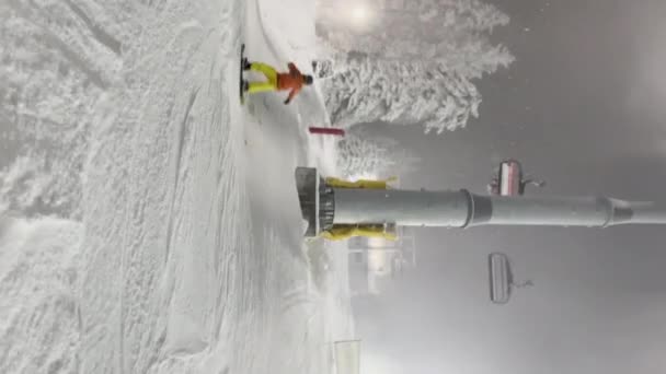 Snowboarder Trucs Nachts Besneeuwde Wintersportplaats Verticale Video Hoge Kwaliteit Beeldmateriaal — Stockvideo