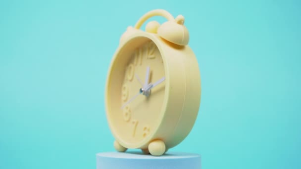 Yellow Alarm Clock Stress Concept Analog Clock Motion Rotating Blue — Vídeos de Stock