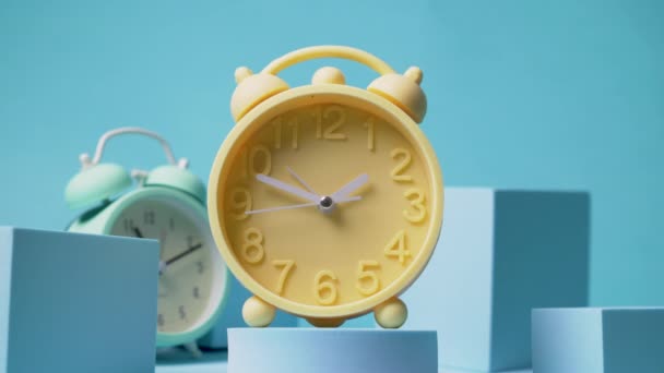 Reverse Time Vintage Alarm Clock Timelapse Daylight Savings Backward Time — 비디오