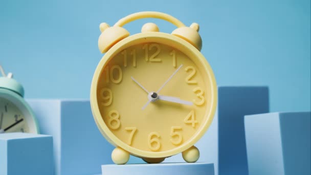 Vintage Horloge Alarme Timelapse Les Économies Heure Arrière Horloge Timelapse — Video